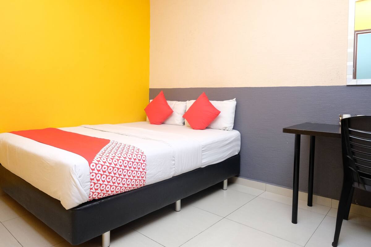 Habitación doble estándar, 1 cama matrimonial | Escritorio, insonorización, tabla de planchar con plancha y wifi gratis