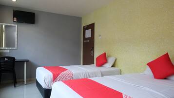 Deluxe Twin Room, 2 Single Beds | Desk, soundproofing, iron/ironing board, free WiFi