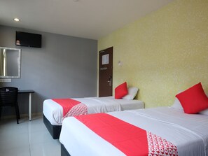 Deluxe Twin Room, 2 Single Beds | Desk, soundproofing, iron/ironing board, free WiFi