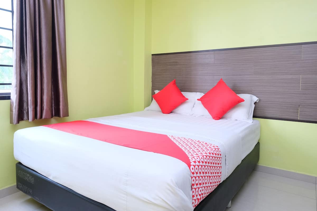 Habitación doble Deluxe, 1 cama matrimonial | Escritorio, insonorización, tabla de planchar con plancha y wifi gratis