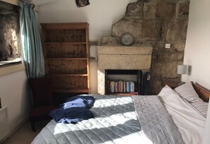 Casa de campo familiar, varias camas | Caja de seguridad en la habitación y tabla de planchar con plancha 