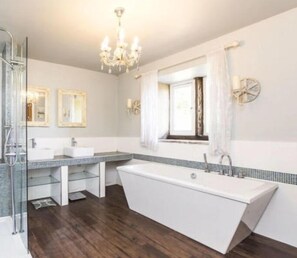 Family Cottage, Multiple Beds | Bathroom | Separate tub and shower, free toiletries, hair dryer, towels