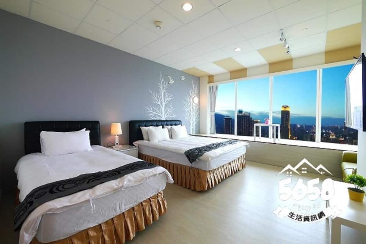 Quarto triplo, vista para a cidade | Individualmente decorados, escrivaninha, cortinas blackout