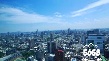 Decoración personalizada, escritorio, cortinas blackout y wifi gratis