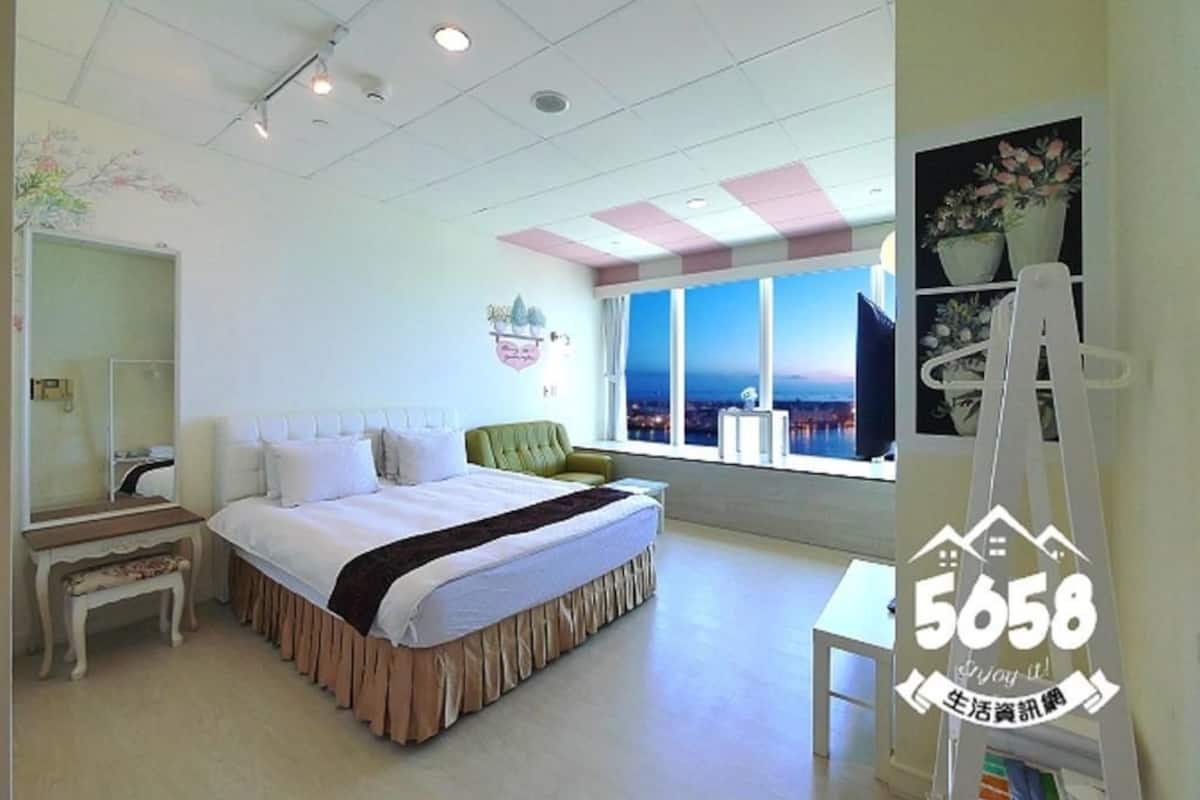 Quarto casal, vista para o mar | Individualmente decorados, escrivaninha, cortinas blackout