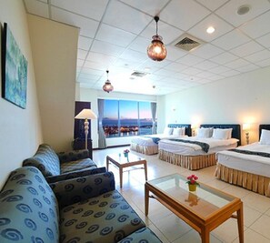 Phòng Suite Deluxe, quang cảnh thành phố | Trang trí khác biệt, bàn, màn/rèm cản sáng 
