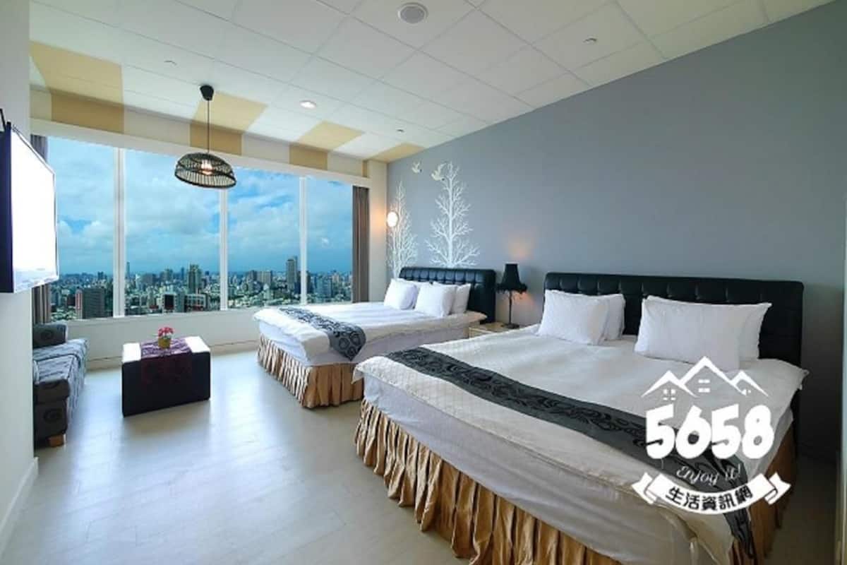 Individualmente decorados, escrivaninha, cortinas blackout