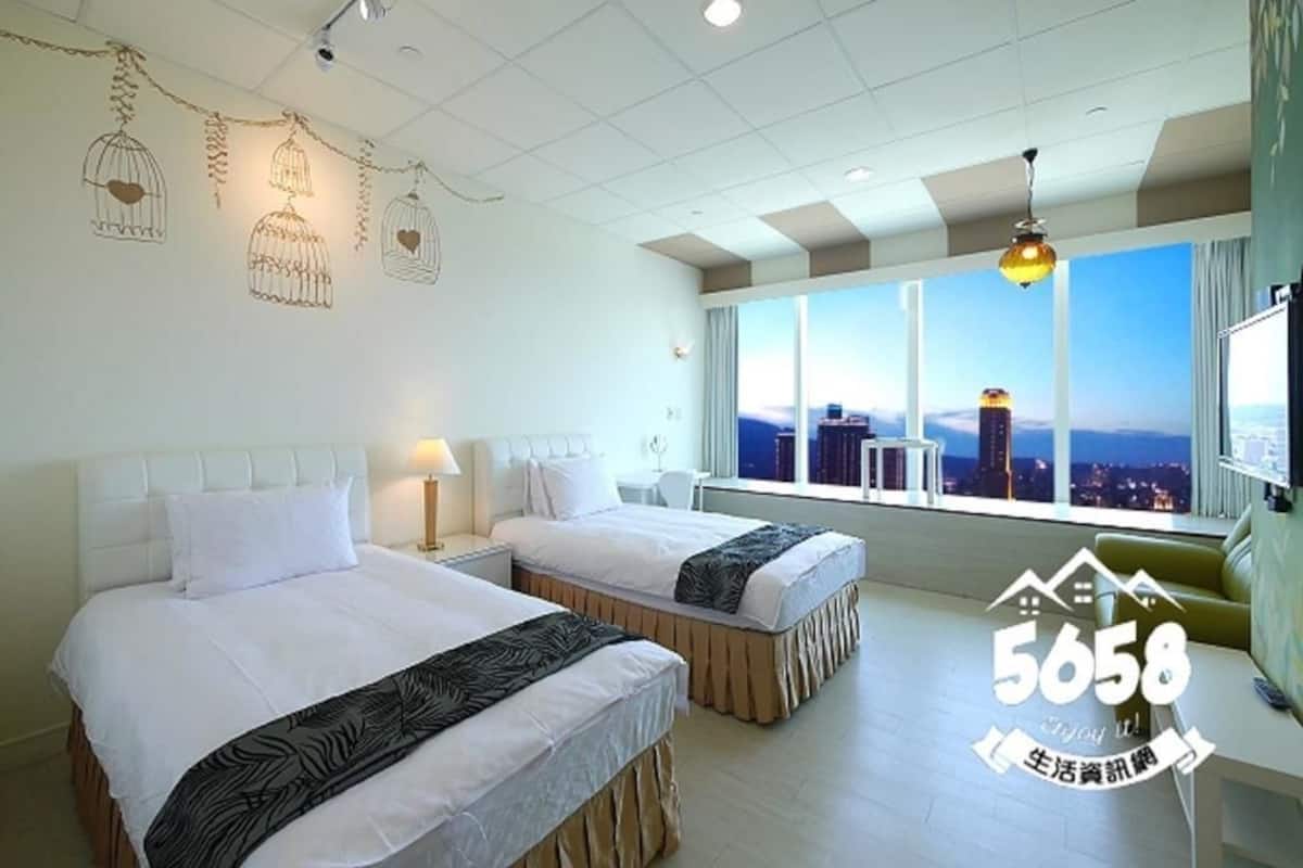 Quarto duplo superior, vista para a cidade | Individualmente decorados, escrivaninha, cortinas blackout