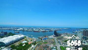 Decoración personalizada, escritorio, cortinas blackout y wifi gratis