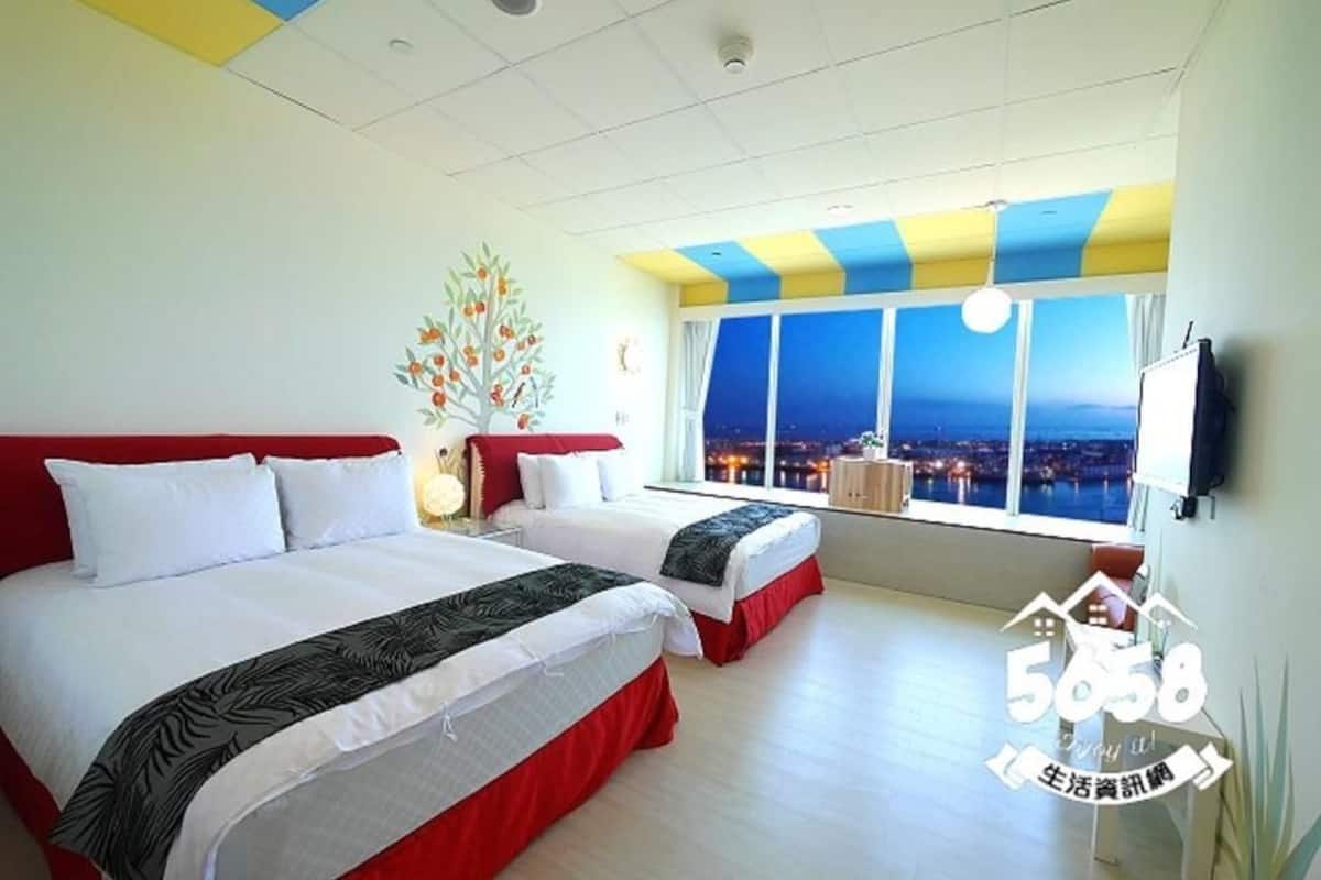 Quarto quádruplo, vista para o mar | Individualmente decorados, escrivaninha, cortinas blackout