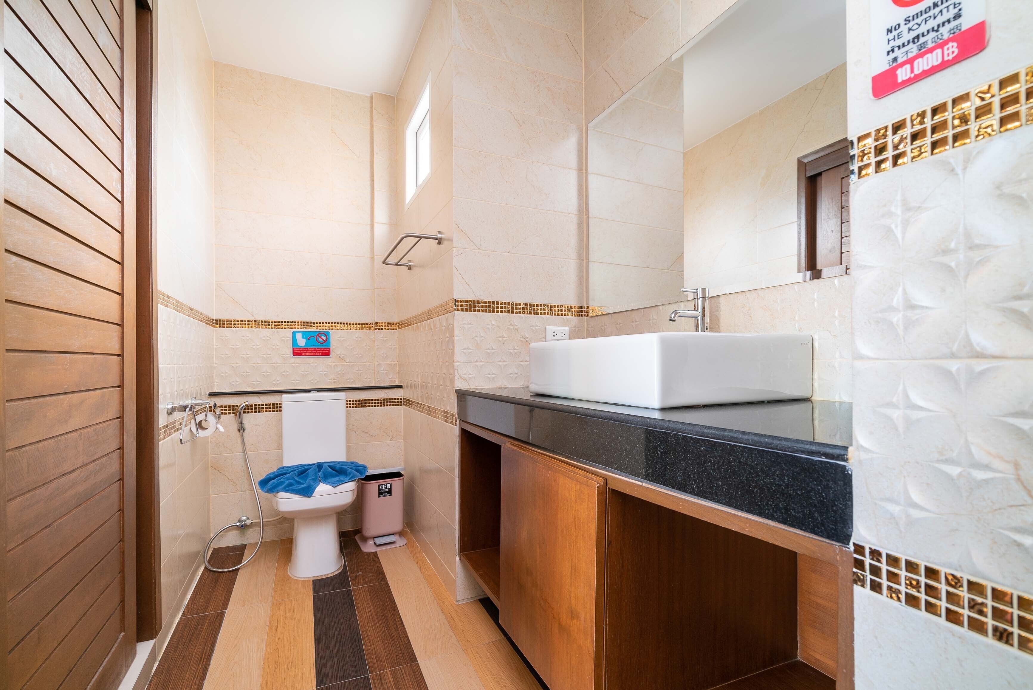 Ein Badezimmer mit Toilette, Waschbecken und Dusche.