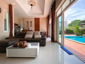 3 Bedroom Pool Villa with Garden | Oleskelualue | Taulutelevisio
