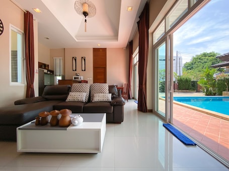 3 Bedroom Pool Villa with Garden | 起居区 | 平板电视