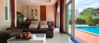 Rawai Private Villas - Pool and Garden