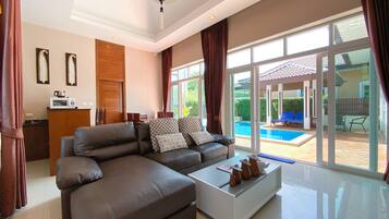 3 Bedroom Pool Villa with Garden | Oleskelualue | Taulutelevisio
