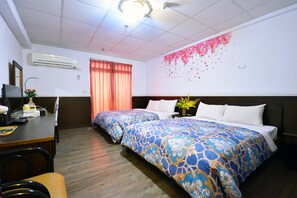 Escritorio, wifi gratis y ropa de cama