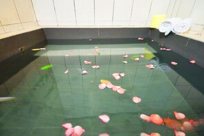 Quadruple Room, 2 Double Beds, Non Smoking | Bathroom | Free toiletries, hair dryer, slippers, towels - Lei Zhiben Hot Spring (Taimali)