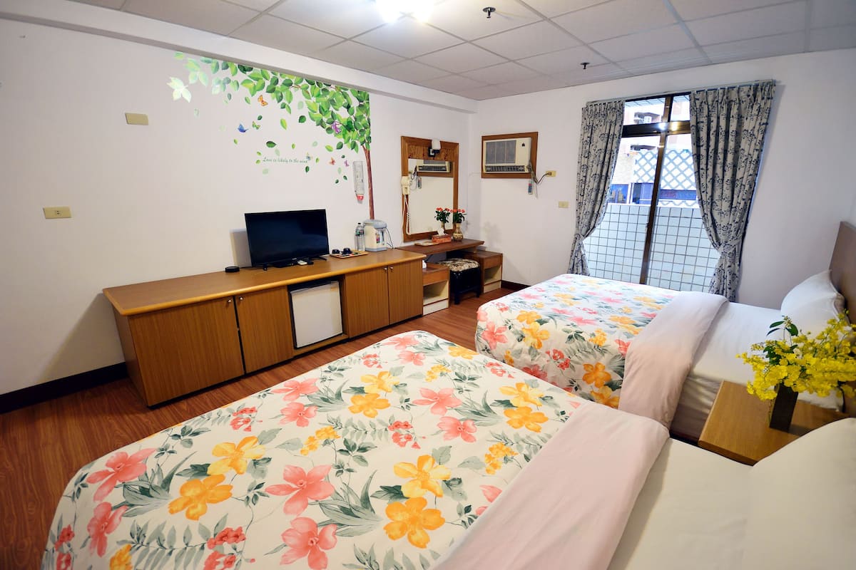 Quarto quádruplo, 2 camas de casal, para não fumantes | Escrivaninha, Wi-Fi de cortesia, roupa de cama