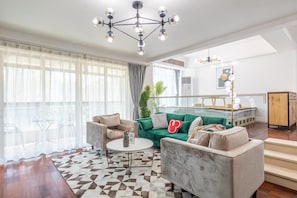 Suite, 3 Schlafzimmer | Wohnzimmer | Fernseher