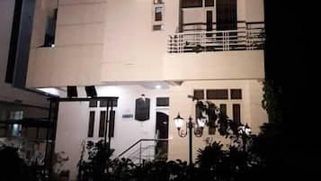 Fachada da propriedade à noite