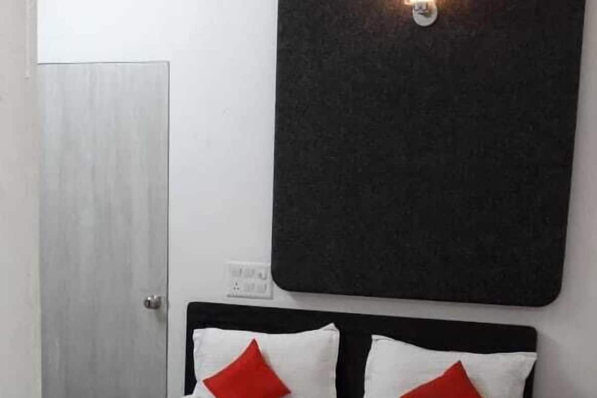Premium bedding, in-room safe, individually furnished, blackout drapes