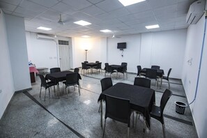 Café da manhã, almoço e jantar; culinária internacional 