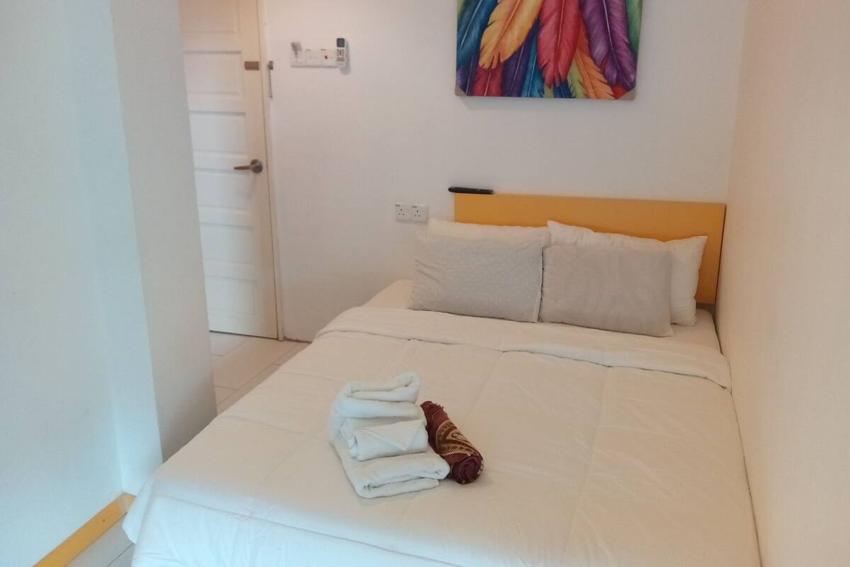 Standard Room, 1 Queen Bed, Non Smoking | Iron/ironing board, free WiFi, bed sheets