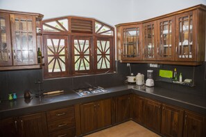 Fridge, microwave, oven, dishwasher - Nenasilu- Sri Lankan Villa (Hapugala)