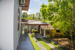 Property grounds - Nenasilu- Sri Lankan Villa (Hapugala)