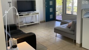 تلفزيون ذكي، مدفأة، مشغل دي في دي، كُتُب