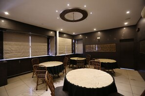 朝食 (コンチネンタル ブレックファスト)、毎日提供 (1 名様 250 INR)