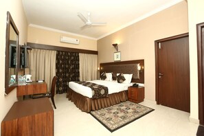 ミニバー、セーフティボックス (室内)、客室ごとに異なるインテリア、デスク