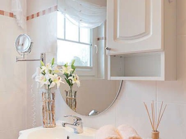 Unclassified image, 1 of 29, button - Vacation apartment with balcony incl. beach chair Ostseebad Binz (9) - Holiday apartment with balcony (Binz)