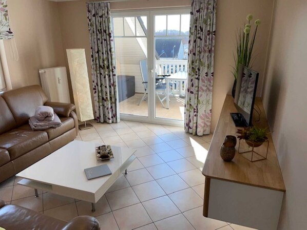 TV - Vacation apartment with balcony incl. beach chair Ostseebad Binz (9) - Holiday apartment with balcony (Binz)