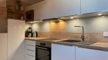 Kühlschrank, Mikrowelle, Ofen, Geschirrspüler
