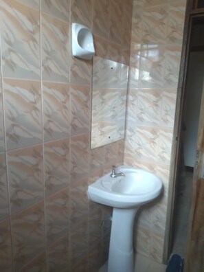 Doppelzimmer, Nichtraucher | Waschbecken im Bad
