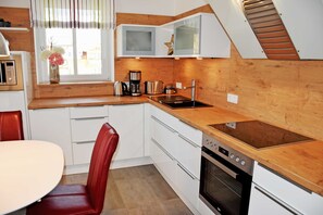 Kühlschrank, Mikrowelle, Ofen, Geschirrspüler