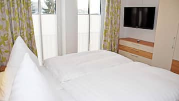 3 bedrooms, travel crib, WiFi, bed sheets