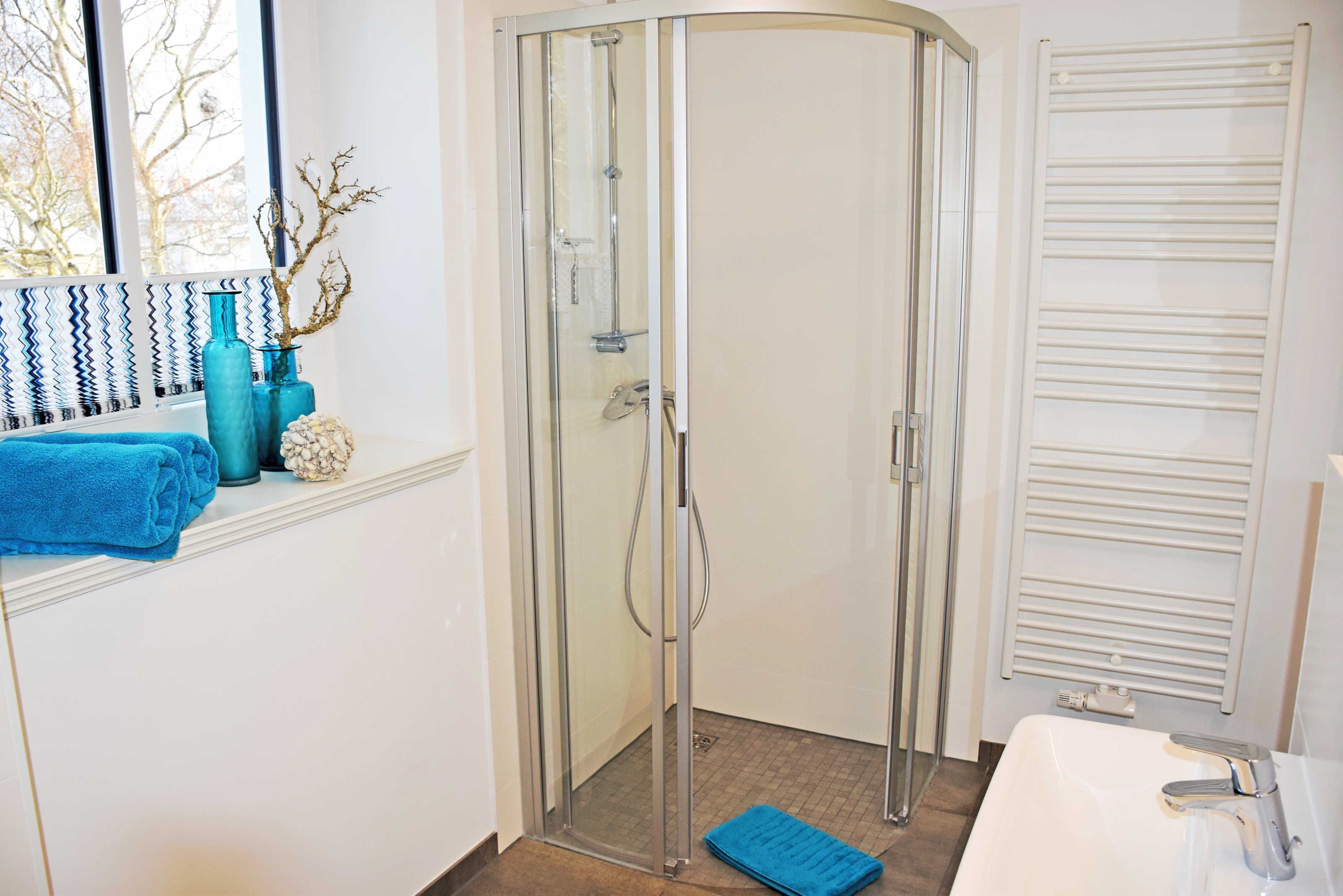 Dusche, Haartrockner, Handtücher, Toilettenpapier