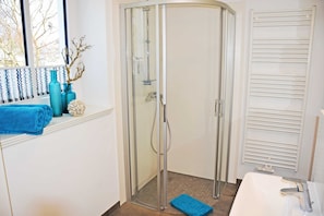 Douche, sèche-cheveux, serviettes fournies, papier toilette