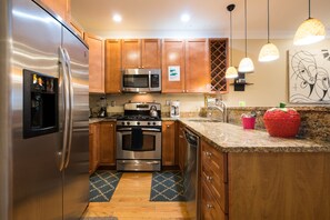 Réfrigérateur, four à micro-ondes, un four, surface de cuisson