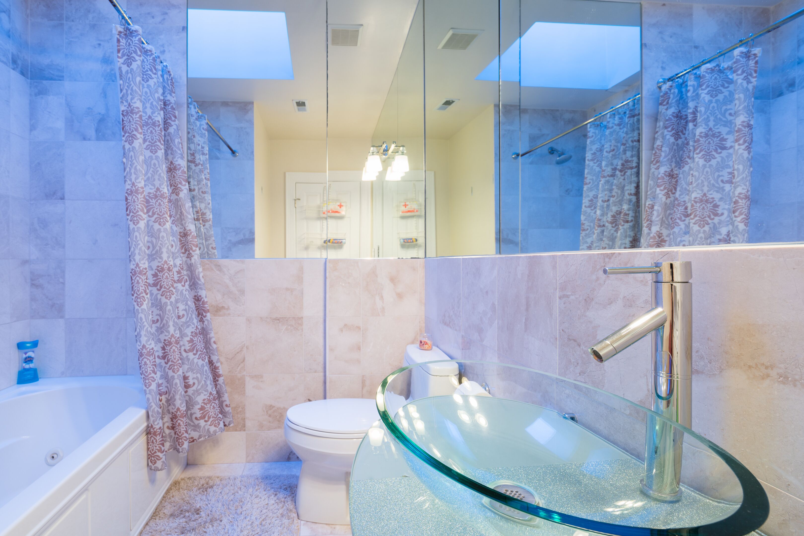 Combined shower/bathtub, hair dryer, towels, toilet paper