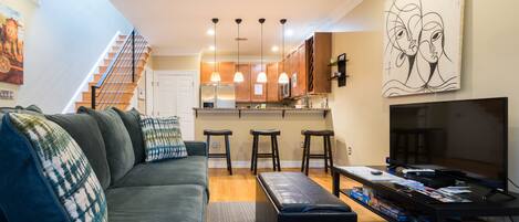 Una televisión, un reproductor de DVD, un reproductor estéreo