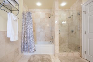 Ensemble baignoire-douche, séchoir à cheveux, serviettes fournies