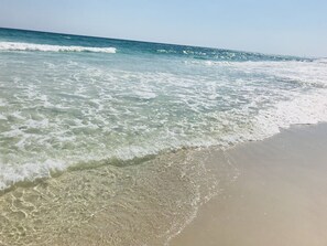 Plage, chaises longues, serviettes de plage