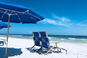 En la playa, camastros y toallas de playa 