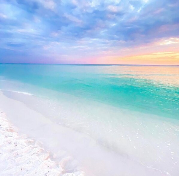 On the beach, sun loungers, beach towels - Beautiful Emerald Beach Condo (Fort Walton Beach)