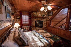 3 bedrooms, desk, free WiFi, bed sheets - Rustic Luxurious Log Cabin on magestic Round Lake at Richardson Bay cabin 7  (Hayward)