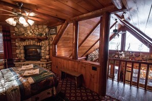 Interior - Rustic Luxurious Log Cabin on magestic Round Lake at Richardson Bay cabin 7 (Hayward)