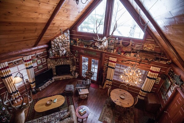 Smart TV, fireplace, DVD player, books - Rustic Luxurious Log Cabin on magestic Round Lake at Richardson Bay cabin 7 (Hayward)